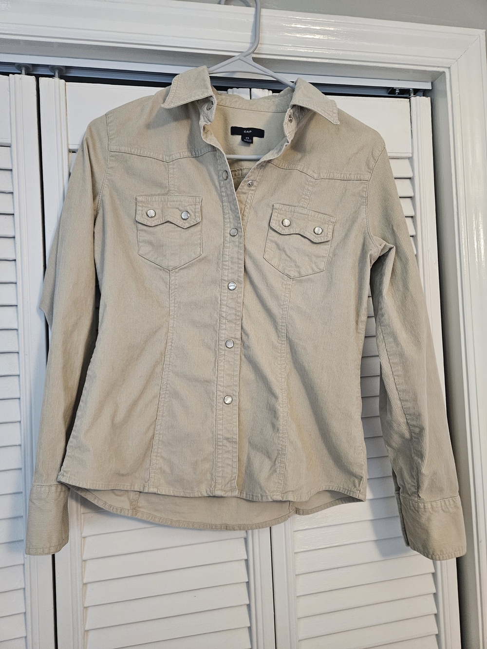 Vintage GAP 2002 Beige Corduroy Western Shirt Womens XS Pearl Snap Y2K Work Wear